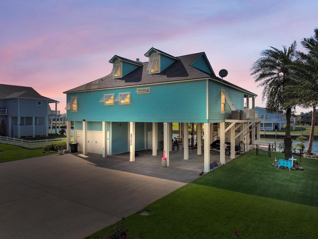 1101 Fountain View Drive, Crystal Beach, TX 77650