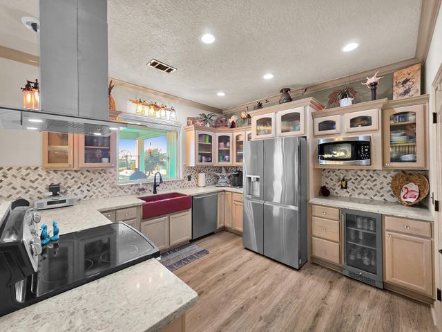 1101 Fountain View Drive, Crystal Beach, TX 77650