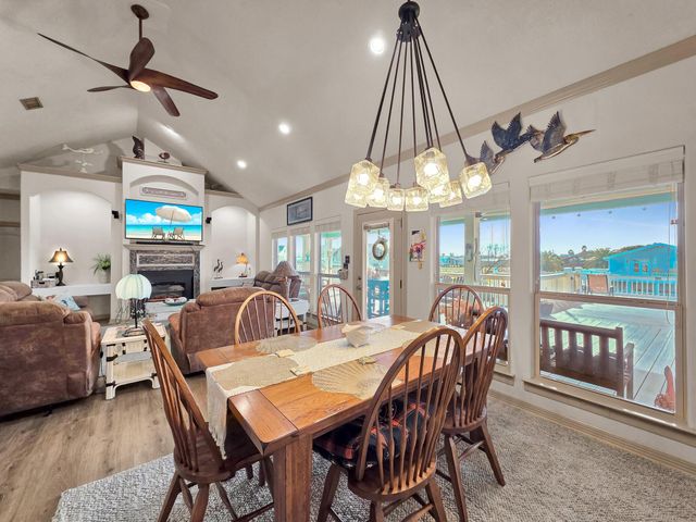 1101 Fountain View Drive, Crystal Beach, TX 77650