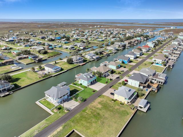 1101 Fountain View Drive, Crystal Beach, TX 77650