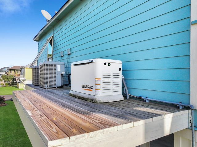 1101 Fountain View Drive, Crystal Beach, TX 77650