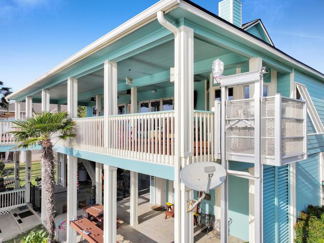 1101 Fountain View Drive, Crystal Beach, TX 77650