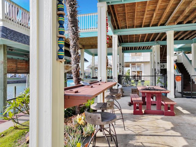 1101 Fountain View Drive, Crystal Beach, TX 77650