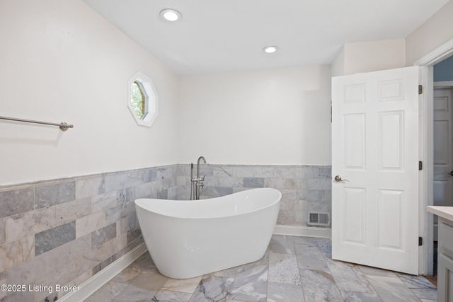 5107 Glen Cove Rd, La Grange, KY 40031