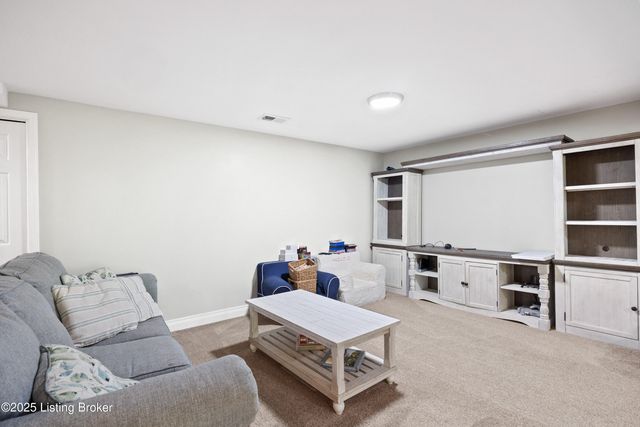 5107 Glen Cove Rd, La Grange, KY 40031