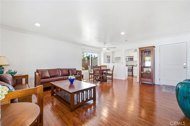 956 W Wilson St, Costa Mesa, CA 92627