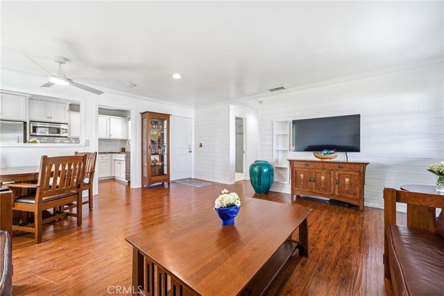 956 W Wilson St, Costa Mesa, CA 92627