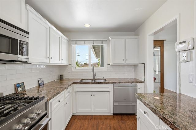 956 W Wilson St, Costa Mesa, CA 92627