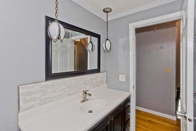 50 Crystal Brook Dr, Springfield, MA 01118