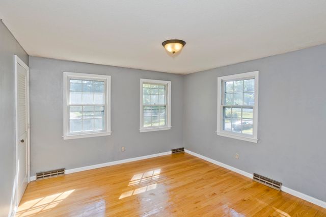 50 Crystal Brook Dr, Springfield, MA 01118