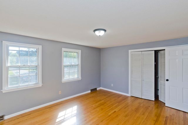 50 Crystal Brook Dr, Springfield, MA 01118
