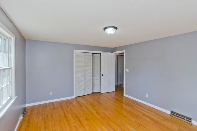 50 Crystal Brook Dr, Springfield, MA 01118
