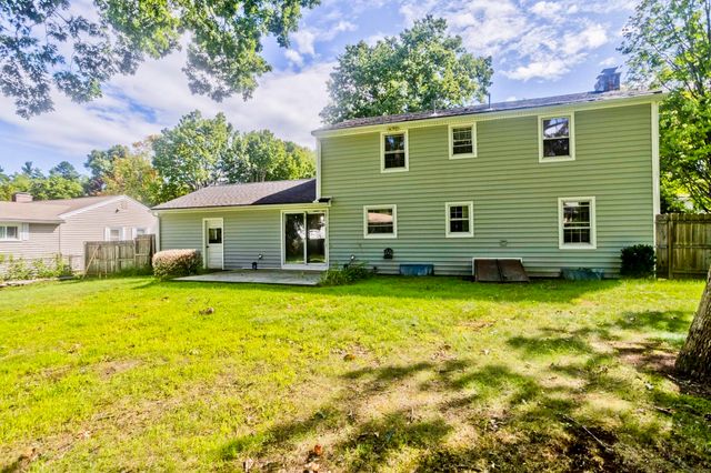 50 Crystal Brook Dr, Springfield, MA 01118