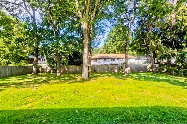 50 Crystal Brook Dr, Springfield, MA 01118