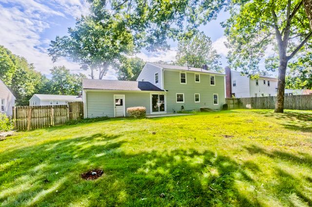 50 Crystal Brook Dr, Springfield, MA 01118