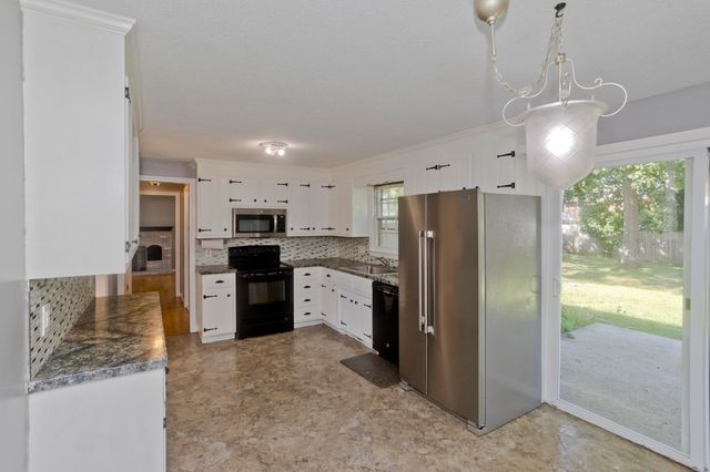 50 Crystal Brook Dr, Springfield, MA 01118