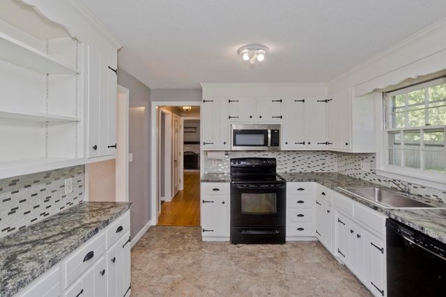 50 Crystal Brook Dr, Springfield, MA 01118