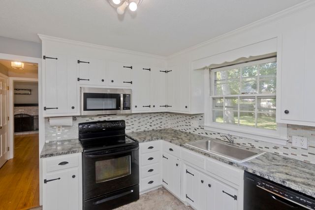 50 Crystal Brook Dr, Springfield, MA 01118