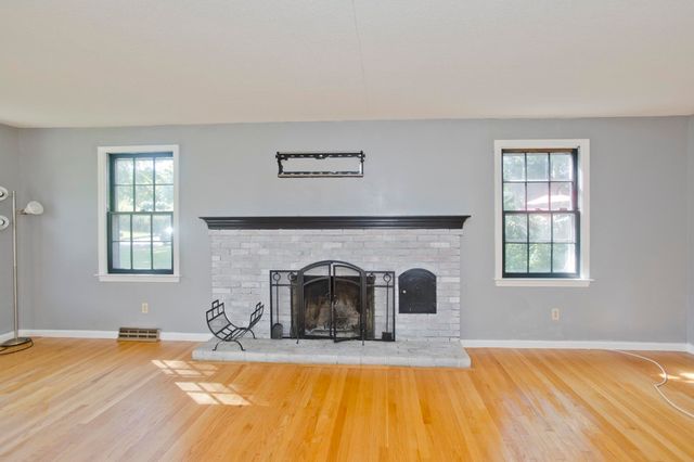 50 Crystal Brook Dr, Springfield, MA 01118