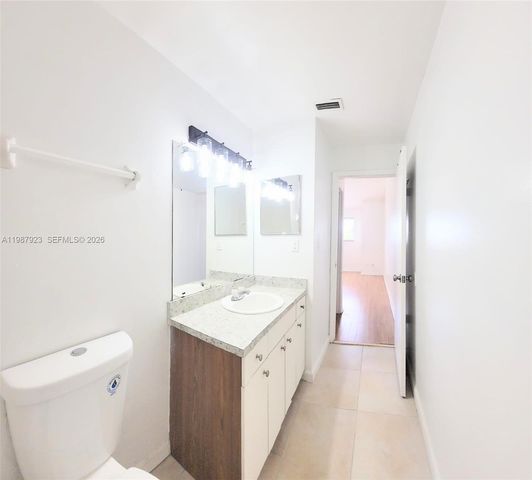 3445 NW 44th St 204, Oakland Park, FL 33309