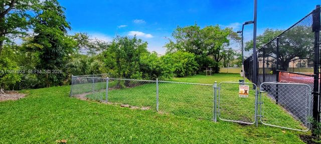 3445 NW 44th St 204, Oakland Park, FL 33309