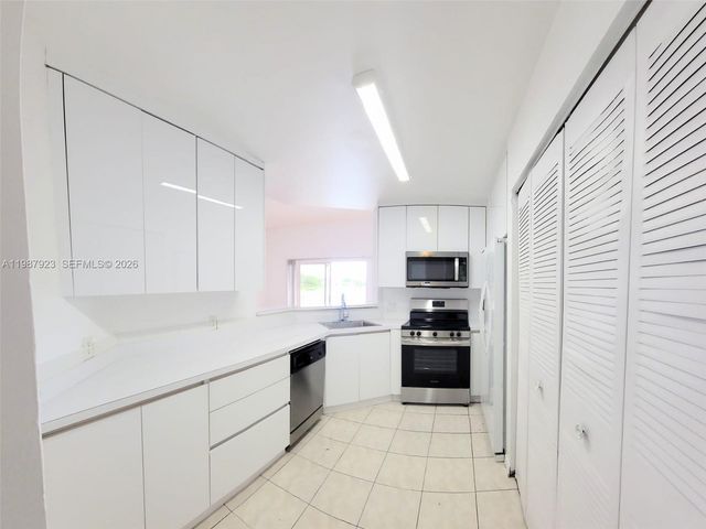 3445 NW 44th St 204, Oakland Park, FL 33309