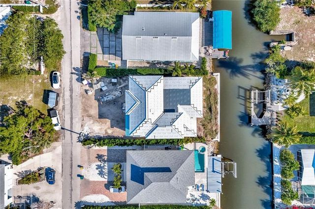 2750 Gulfview DR, Naples, FL 34112