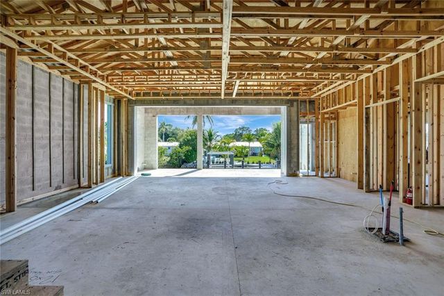 2750 Gulfview DR, Naples, FL 34112