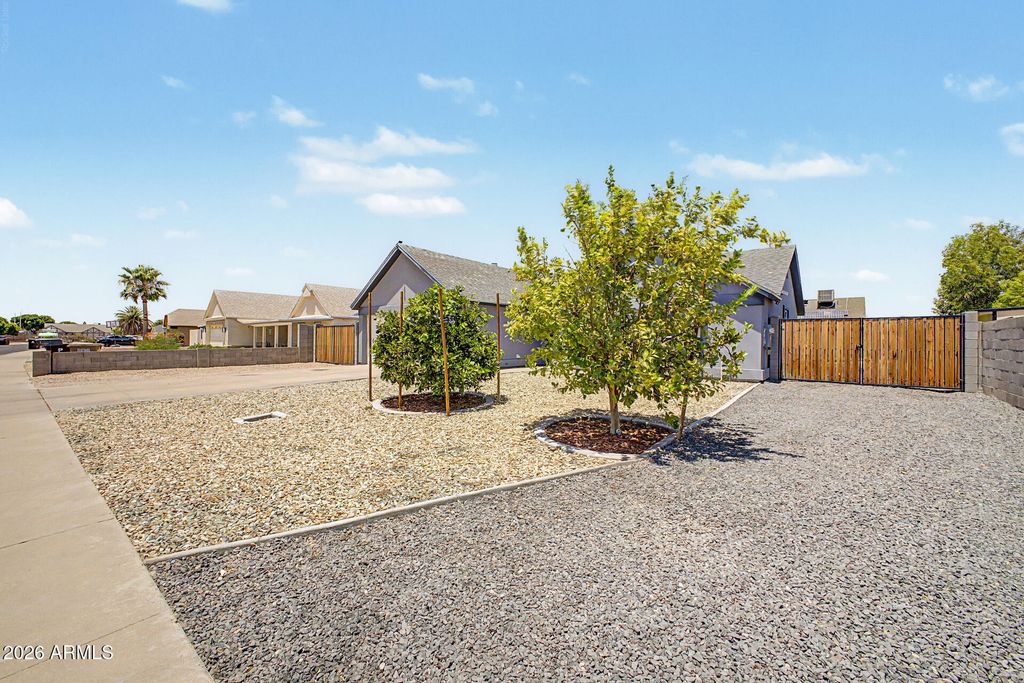 8556 W CHARTER OAK Road, Peoria, AZ 85381 — photo 3
