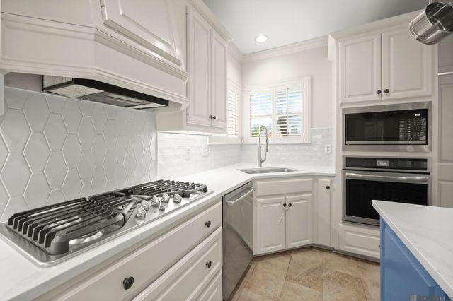 10121 Oakline Dr, Saint George, LA 70809