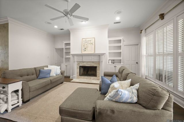 10121 Oakline Dr, Saint George, LA 70809