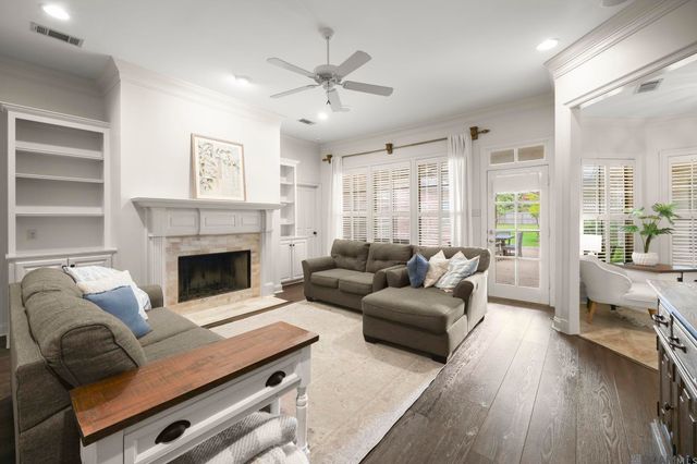 10121 Oakline Dr, Saint George, LA 70809