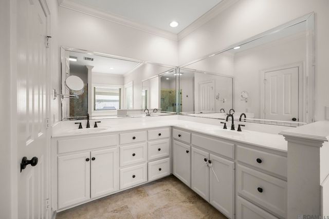 10121 Oakline Dr, Saint George, LA 70809