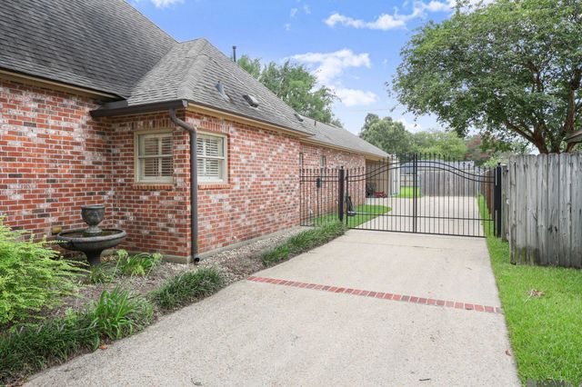 10121 Oakline Dr, Saint George, LA 70809