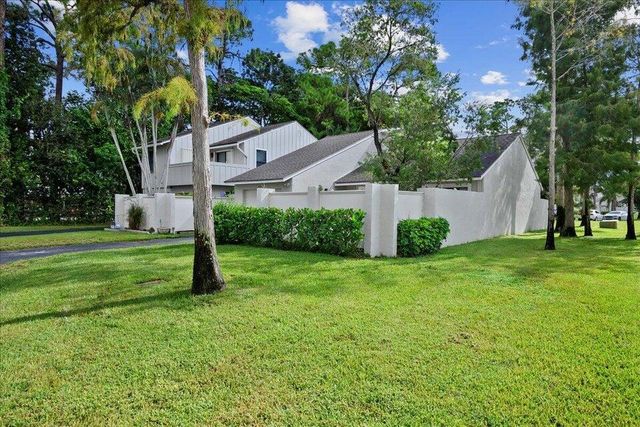 12875 Spinnaker Lane, Wellington, FL 33414