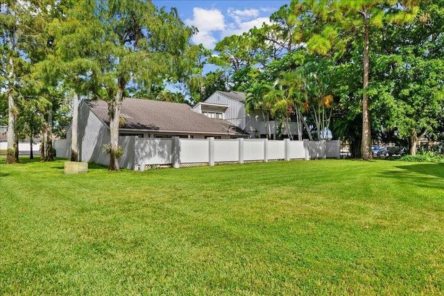 12875 Spinnaker Lane, Wellington, FL 33414