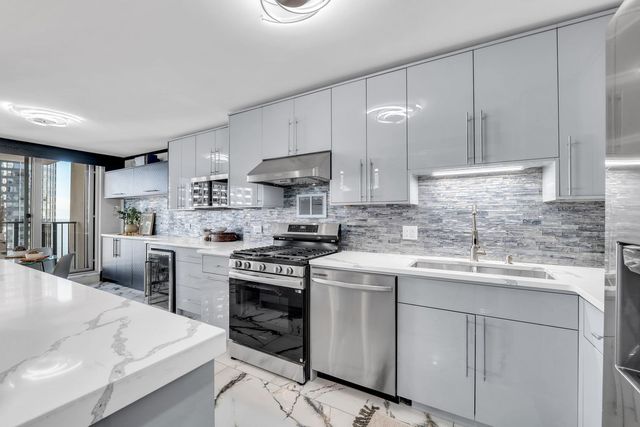 400 E RANDOLPH Street 2225, Chicago, IL 60601