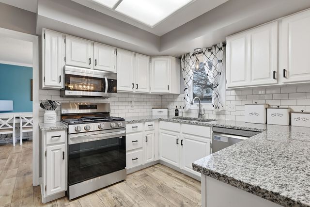 2430 Navajo Drive, Bettendorf, IA 52722