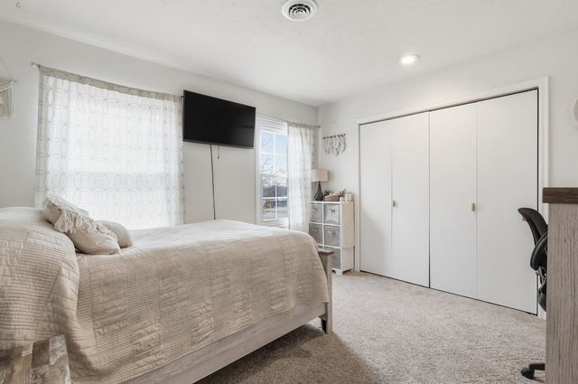 2430 Navajo Drive, Bettendorf, IA 52722