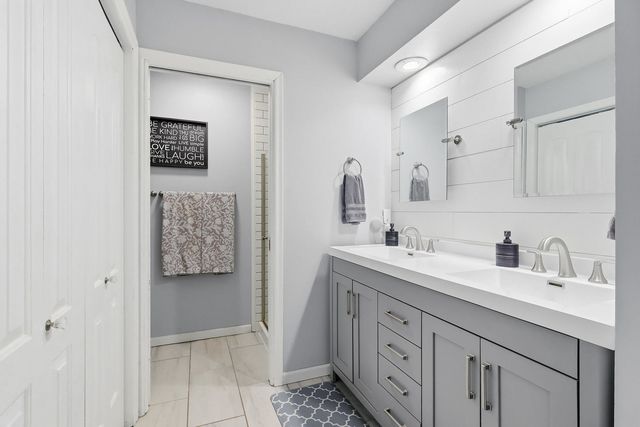 2430 Navajo Drive, Bettendorf, IA 52722