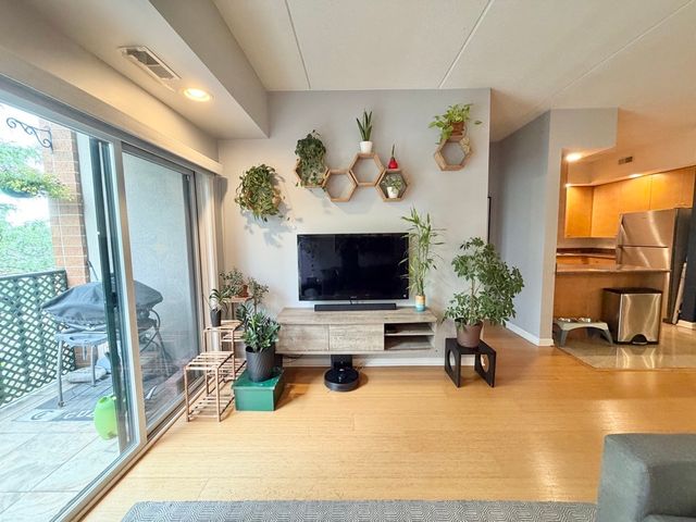 4625 W Lawrence Avenue 401, Chicago, IL 60630