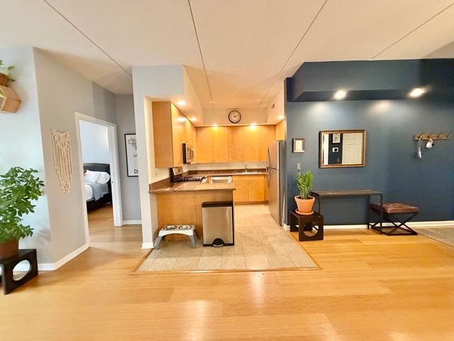4625 W Lawrence Avenue 401, Chicago, IL 60630