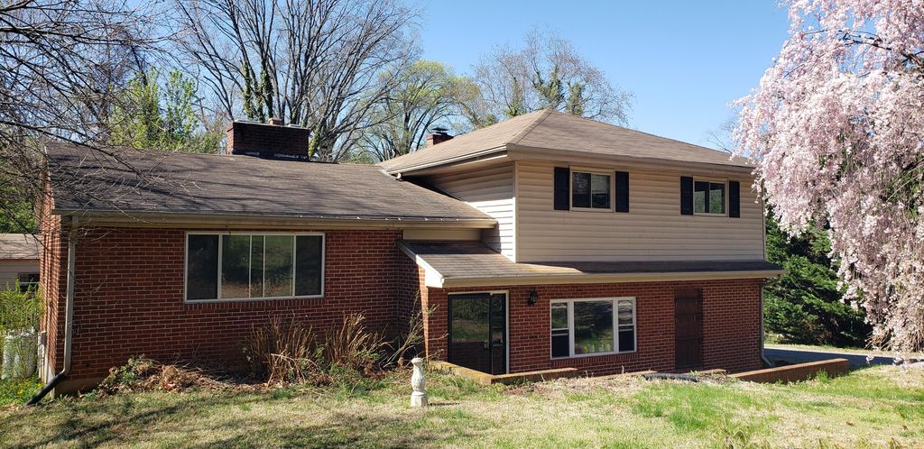6936 Plantation RD, Roanoke, VA 24019