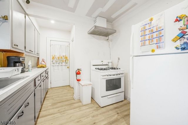 15 Donald Pl, Elizabeth City, NJ 07208