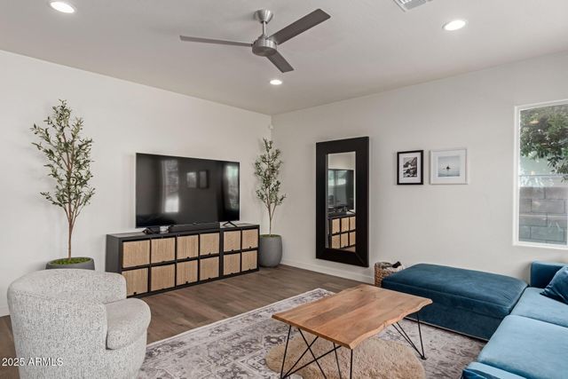 3746 E EARLL Drive, Phoenix, AZ 85018