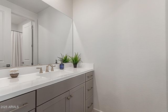 3746 E EARLL Drive, Phoenix, AZ 85018