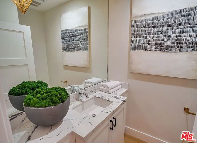 1524 N Sierra Bonita Avenue, Los Angeles, CA 90046