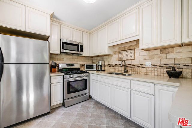 17150 Cantlay Street, Los Angeles, CA 91406