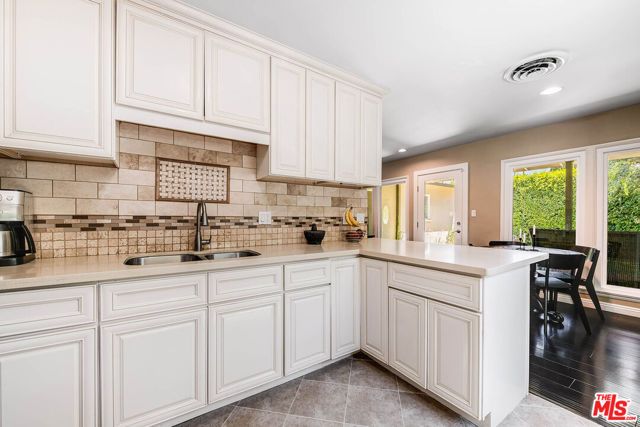 17150 Cantlay Street, Los Angeles, CA 91406