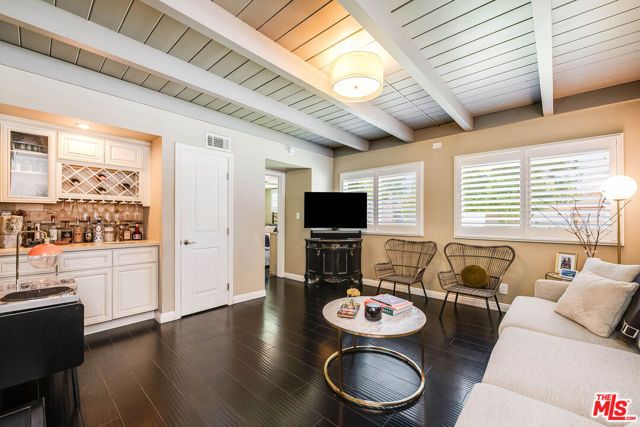 17150 Cantlay Street, Los Angeles, CA 91406